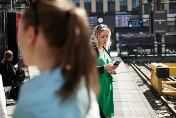 Tjej som tittar på sin mobil